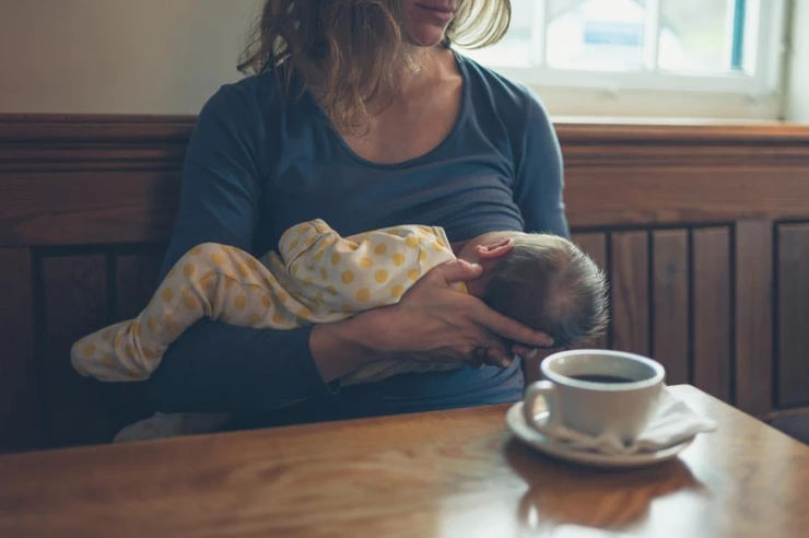 consuming coffee while breastfeeding