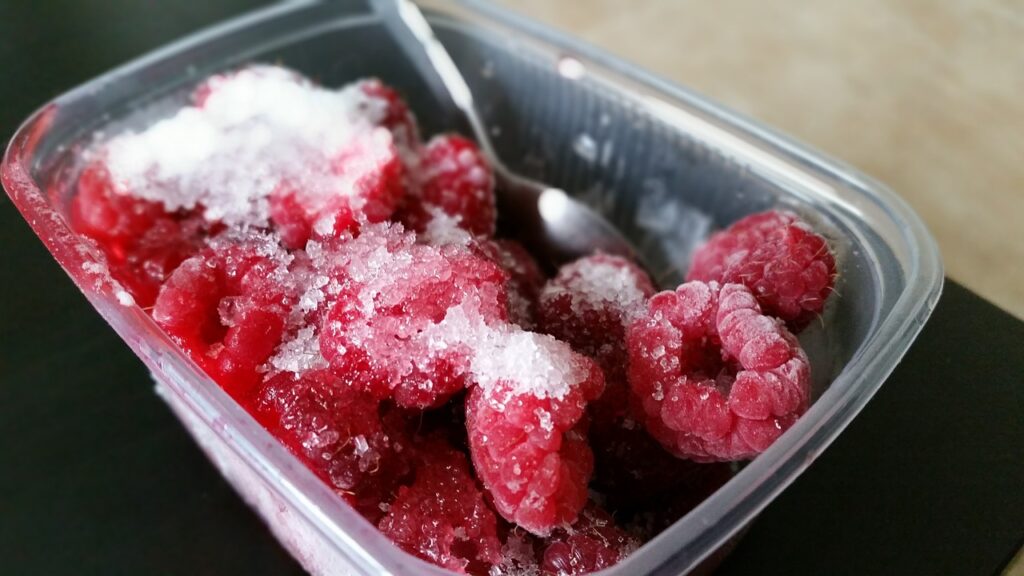 raspberry, frozen raspberry, frozen fruit-683053.jpg